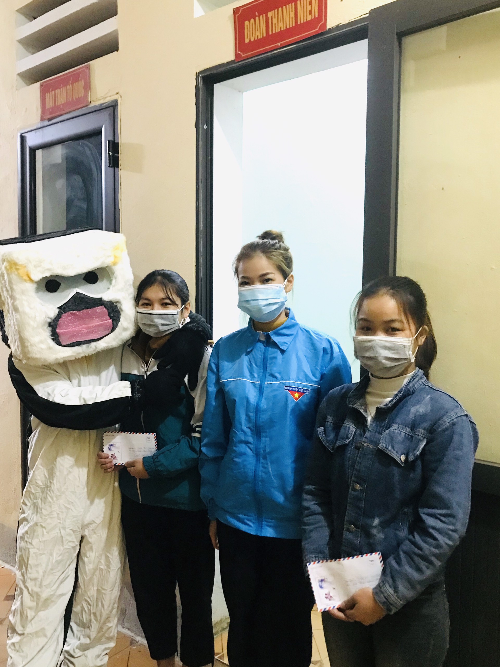 Đoàn xã Tùng Bá phối hợp với Quỹ bảo tồn vooc mũi hếch DENVER trao giải thưởng về cuộc thi vẽ tranh cho 2 đoàn viên thanh niên