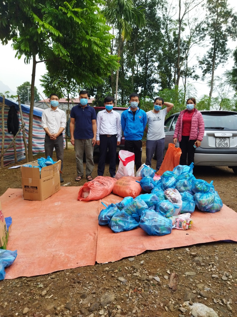 HỘI CHỮ THẬP ĐỎ PHỐI HỢP VỚI CÁC NGÀNH ĐOÀN THỂ HỖ TRỢ NHÂN DÂN THÔN NÀ VÀN ĐANG PHONG TỎA
