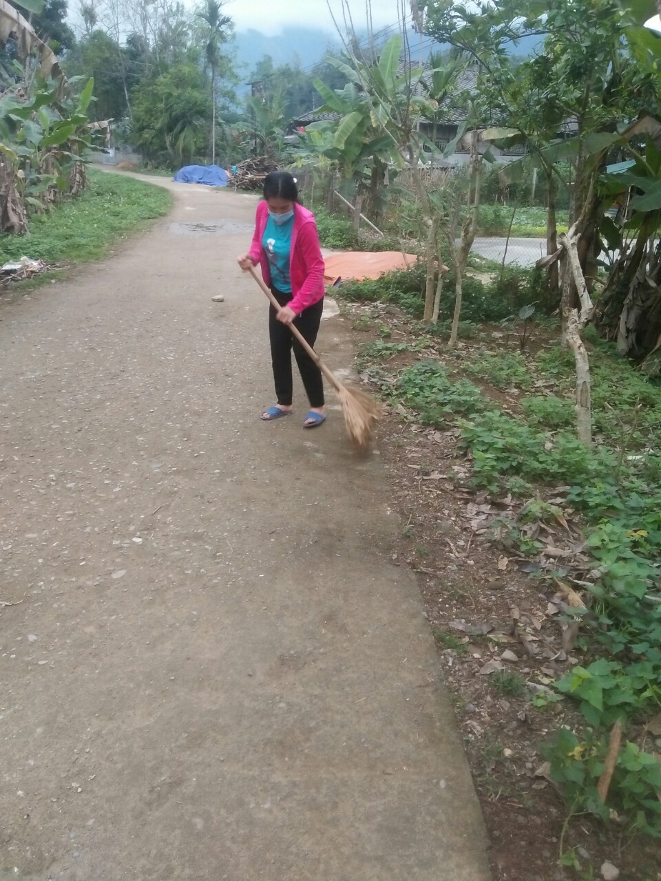 Chi hội Phụ nữ thôn Hồng Tiến ra quân dọn vệ sinh ngõ, xóm