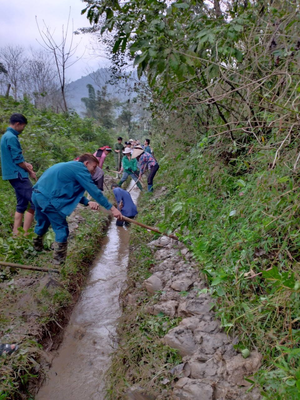 Nạo vét kênh mương phục vụ sản xuất Đông Xuân