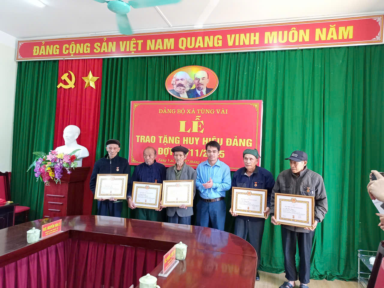 LỄ TRAO TẶNG HUY HIỆU ĐẢNG ĐỢT 07/11/2025