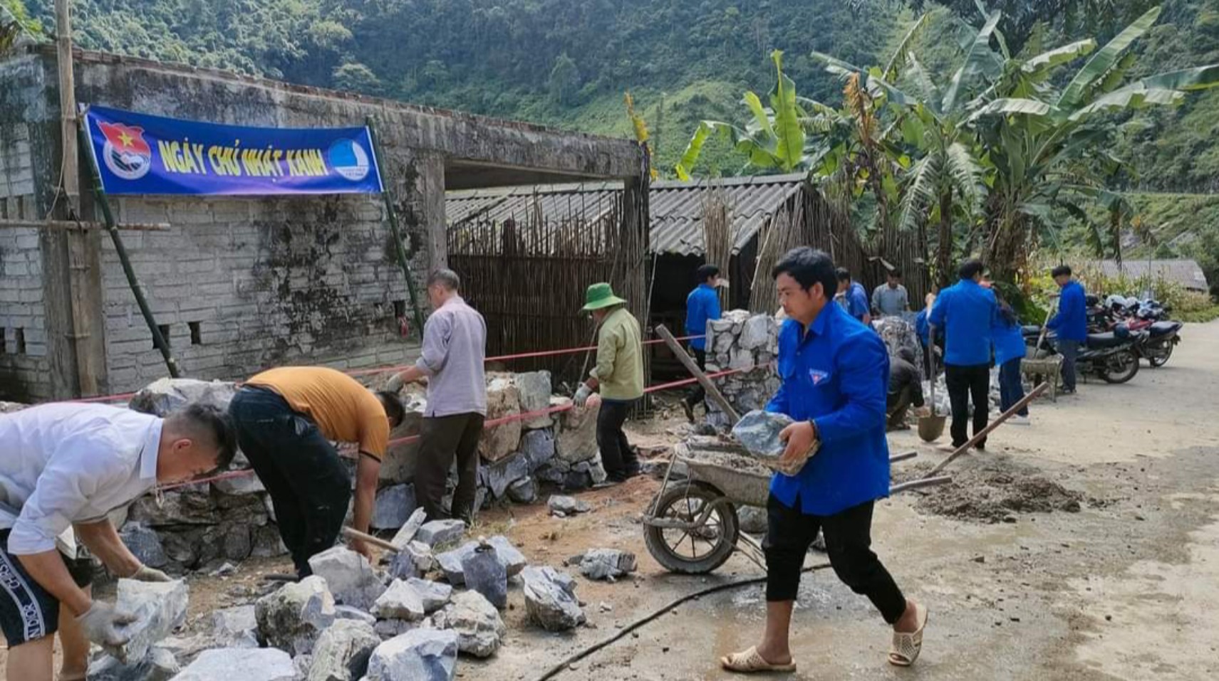 Đoàn thanh niên xã Tùng Vài hưởng ứng đợt cao điểm thi đua tuyên truyền, cụ thể hóa thực hiện Quy định số 144-QĐ/TW, ngày 09/5/2024 của Bộ Chính trị, hỗ trợ xếp hàng rào đá tại thôn Khố Mỷ