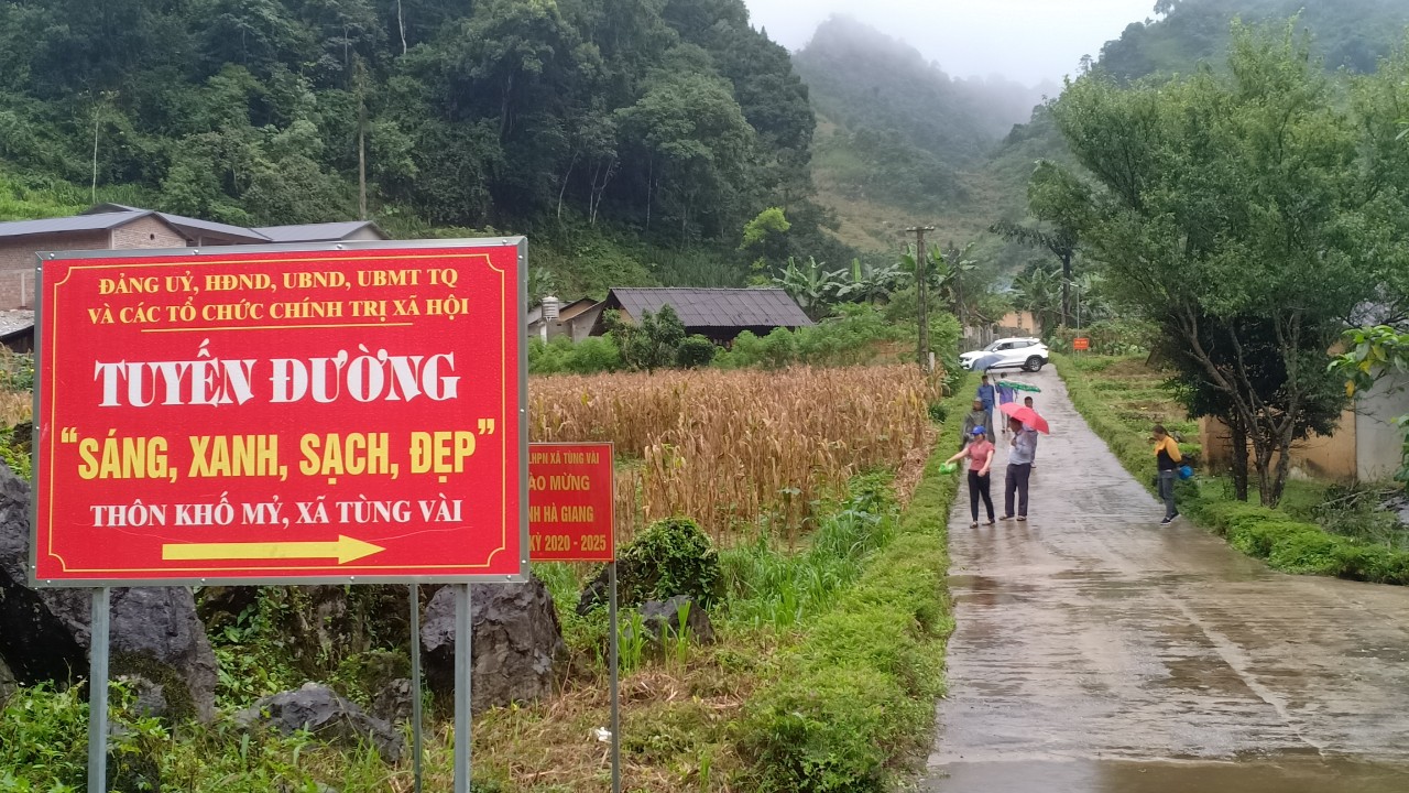 Đoàn Chấm điểm tuyến đường sáng xanh sạch đẹp tại thôn Khố Mỷ xã Tùng Vài của huyện Quản Bạ