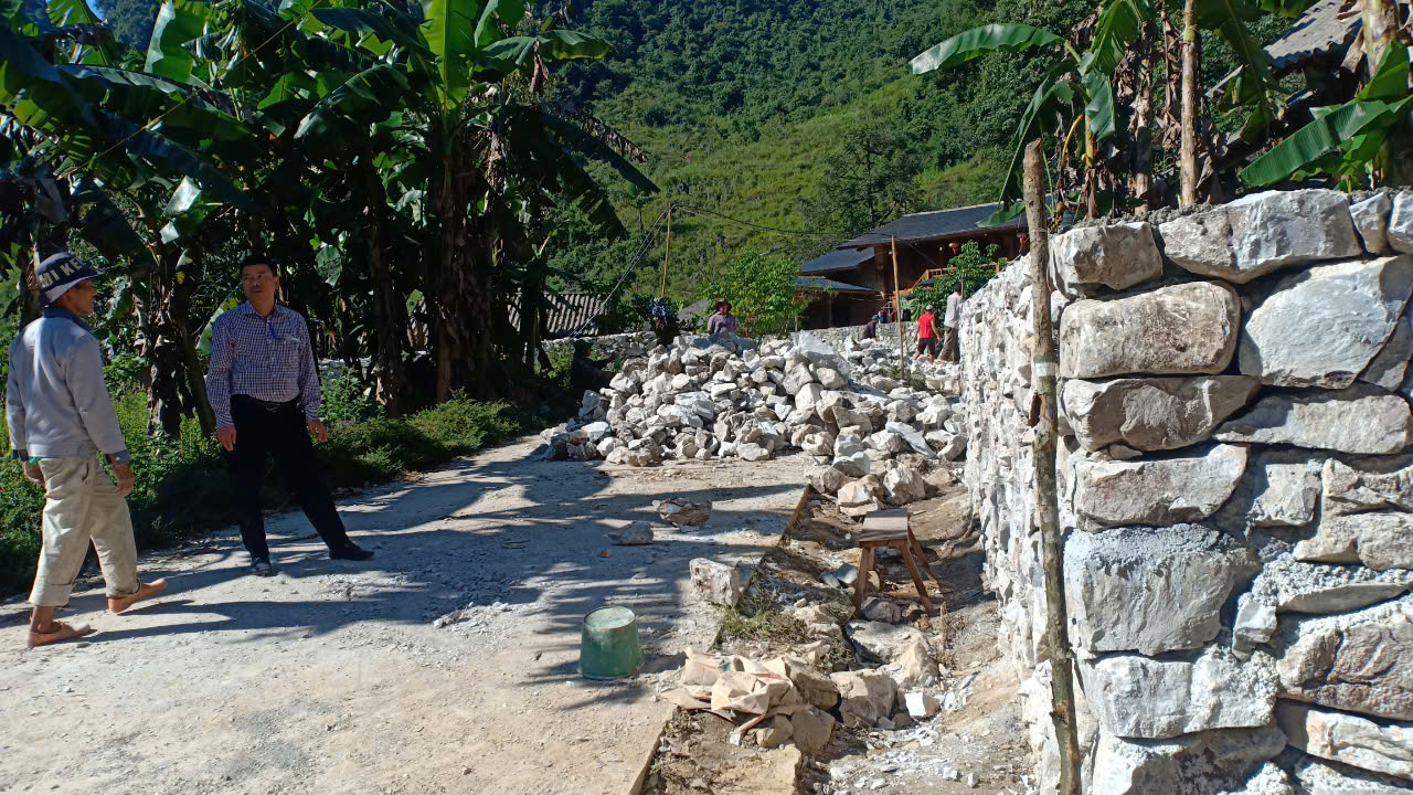 Tiến độ công trình thi đua, xếp hàng rào đá tại Thôn Khố Mỷ, hướng tới Đại hội Đảng các cấp