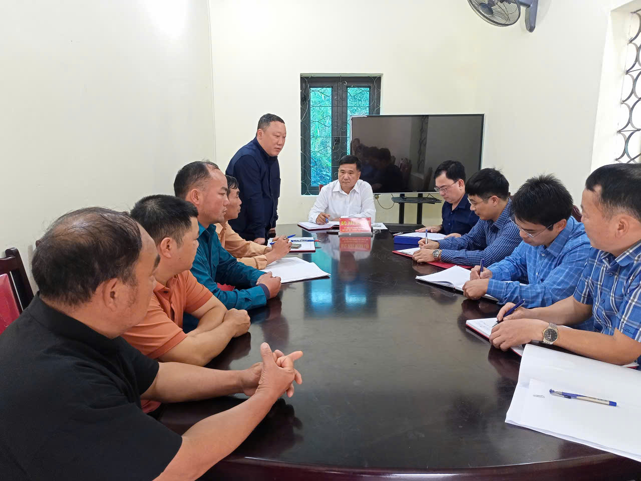 ĐỒNG CHÍ HẦU MINH LỢI, PHÓ CHỦ TỊCH HĐND TỈNH TUYÊN QUANG KIỂM TRA CÔNG TÁC CHUẨN BỊ BẦU CỬ VÀ TIẾP CÔNG DÂN TẠI XÃ TÙNG VÀI