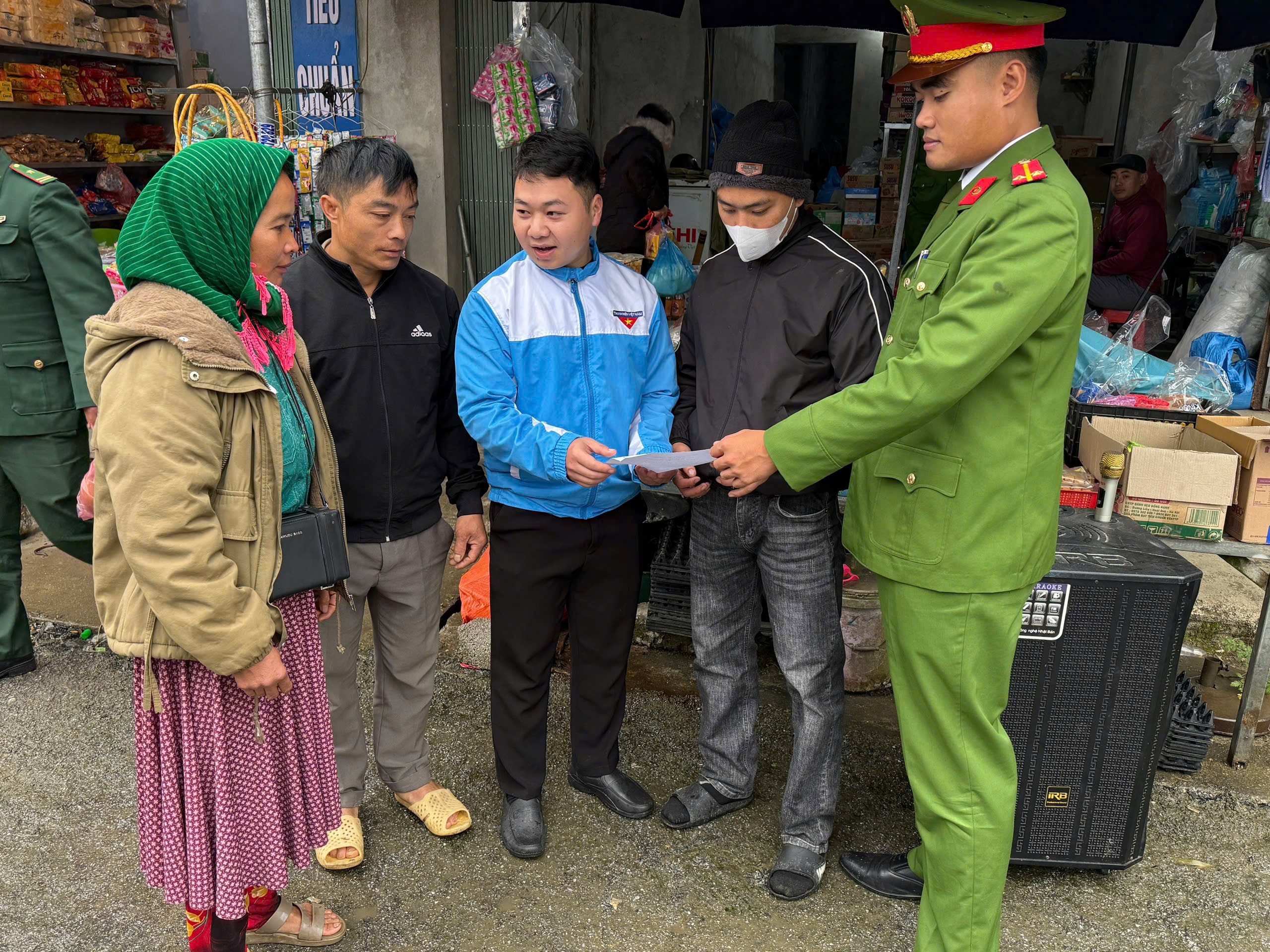 Tiếp tục đẩy mạnh phong trào toàn dân phòng chống vi phạm pháp luật về vũ khí, vật liệu nổ, công cụ hỗ trợ và pháo trên địa bàn xã Tùng Vài, tỉnh Tuyên Quang.