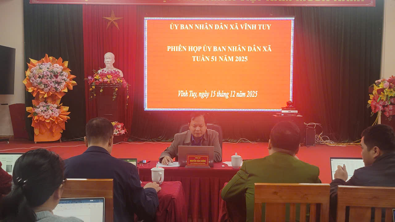 UBND xã tổ chức Phiên họp thường kỳ tuần 51 năm 2025