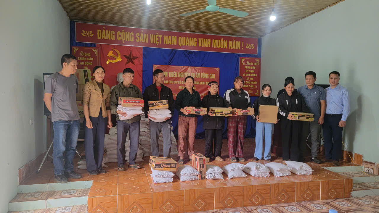 Nhóm Thiện Nguyện Áo ấm vùng cao tỉnh Phú Thọ tổ chức trao quà cho các hộ gia đình có hoàn cảnh khó khăn trên địa bàn xã Vĩnh Tuy