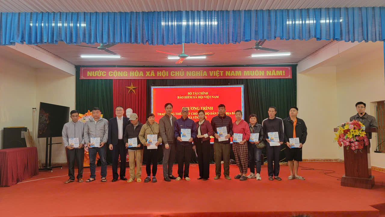 Trao tặng thẻ bảo hiểm y tế cho người dân có hoàn cảnh khó khăn trên địa bàn xã Vĩnh Tuy