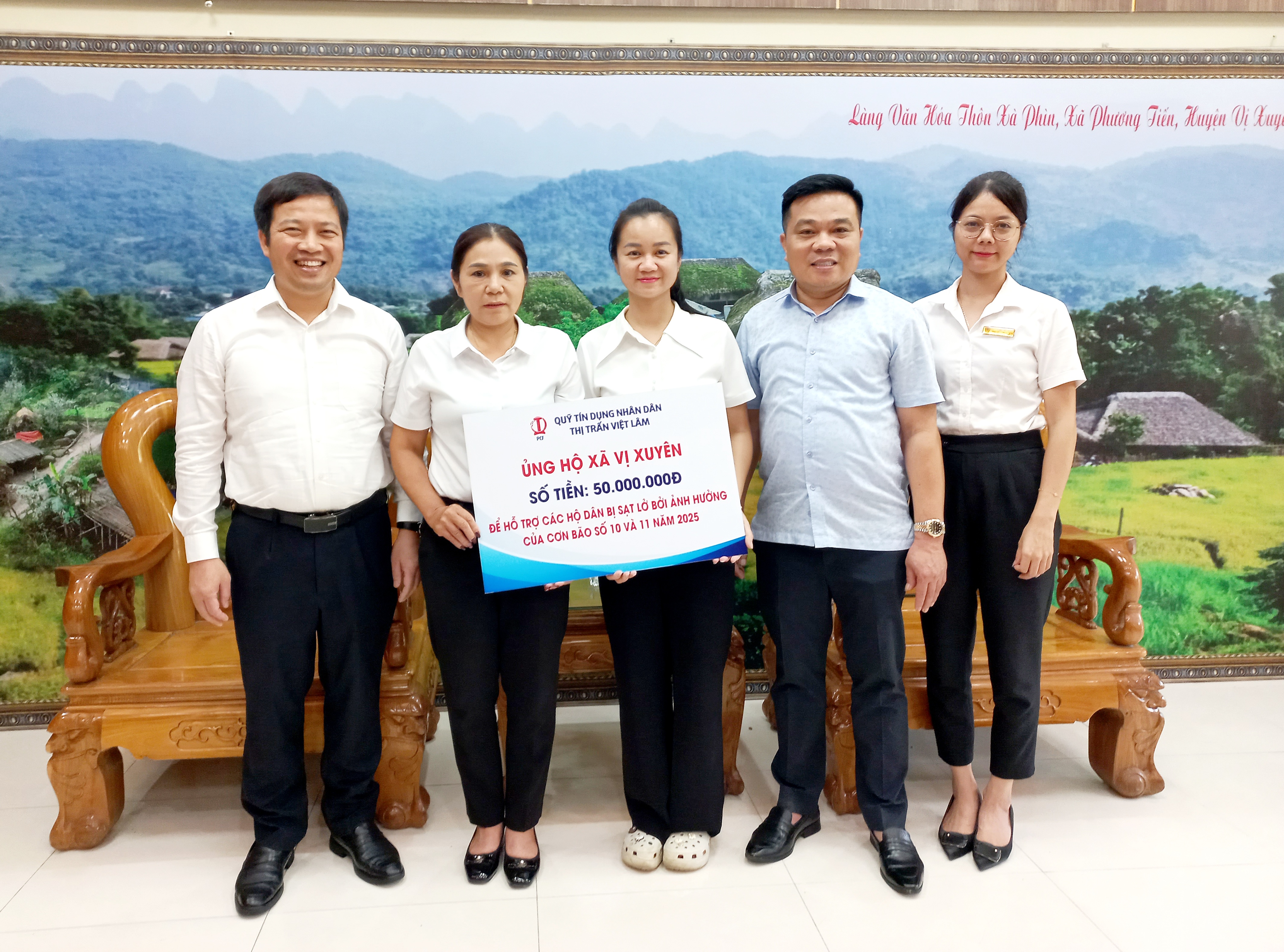 Quỹ tín dụng nhân dân thị trấn Việt Lâm ủng hộ thiệt hại do bão lũ.