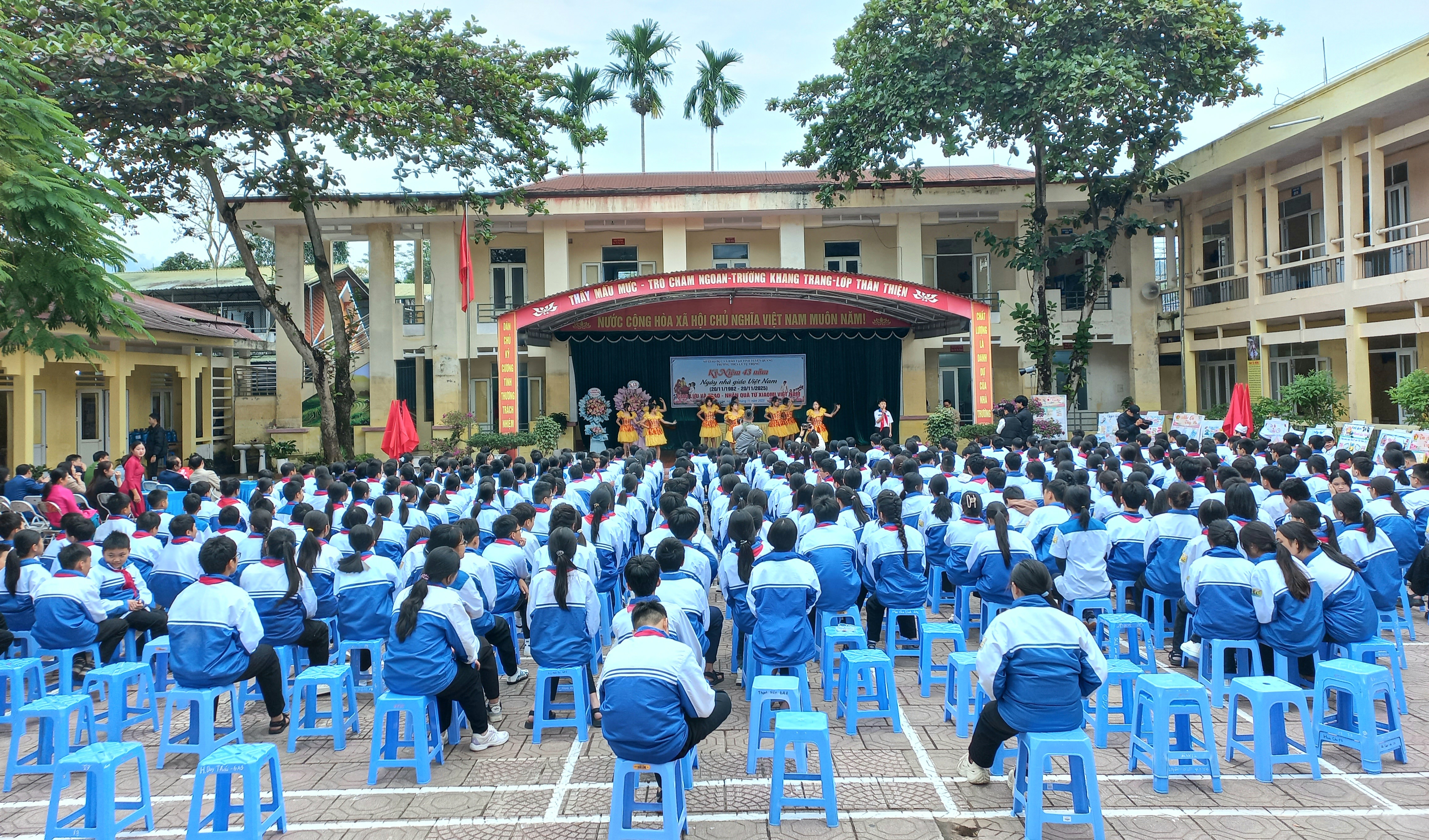 Phó Chủ tịch UBND xã Lý Xuân Tiến dự kỷ niệm 43 năm ngày Nhà giáo Việt Nam tại trường THCS Lý Tự Trọng