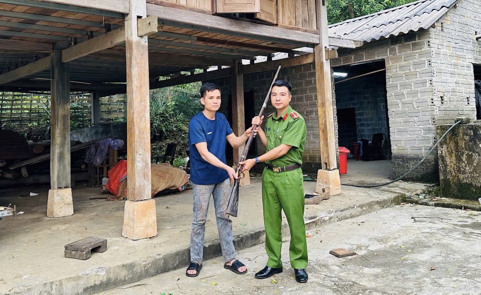 Công an xã Vị Xuyên tích cực tuyên truyền vận động thu hồi vũ khí vật liệu nổ