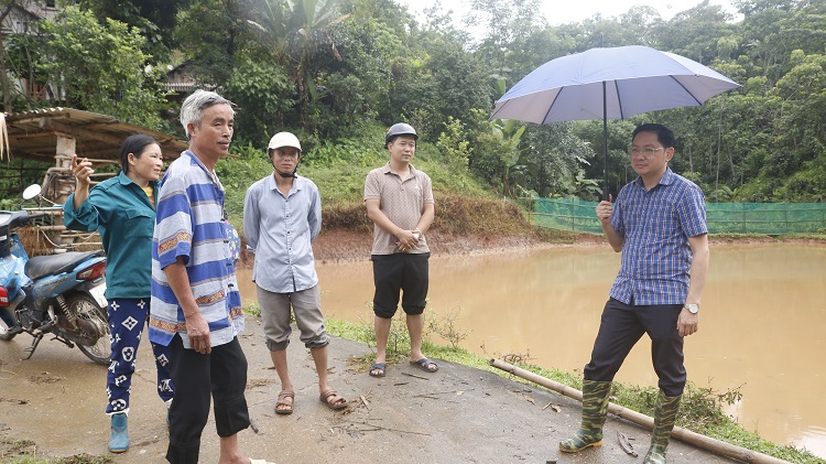 Lãnh đạo UBND huyện kiểm tra tình hình thiệt hại do mưa to, ngập úng gây ra trên địa bàn