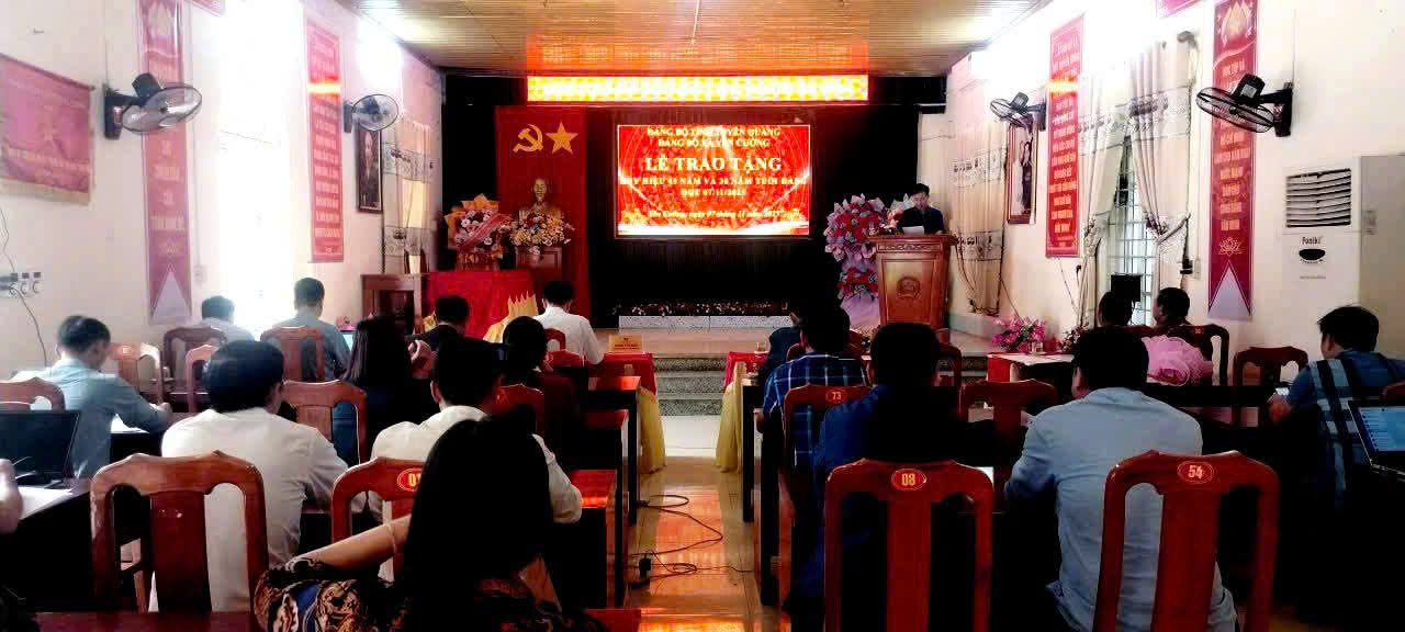 Đảng bộ xã Yên Cường trao tặng Huy hiệu Đảng đợt 07/11/2025