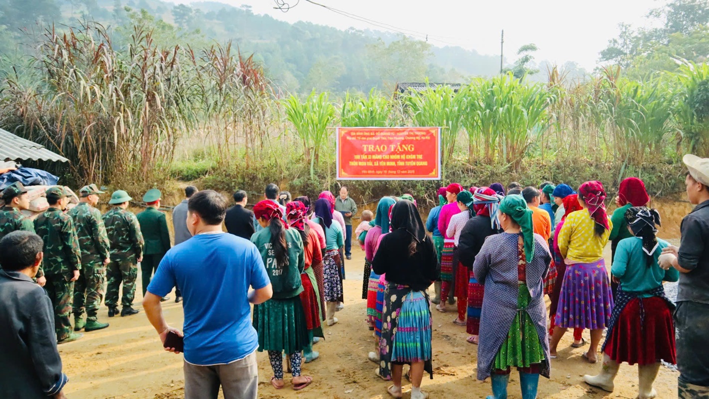 Trao tặng 100 tấn xi măng cho nhóm hộ Khóm Tre, thôn Mon Vải, xã Yên Minh