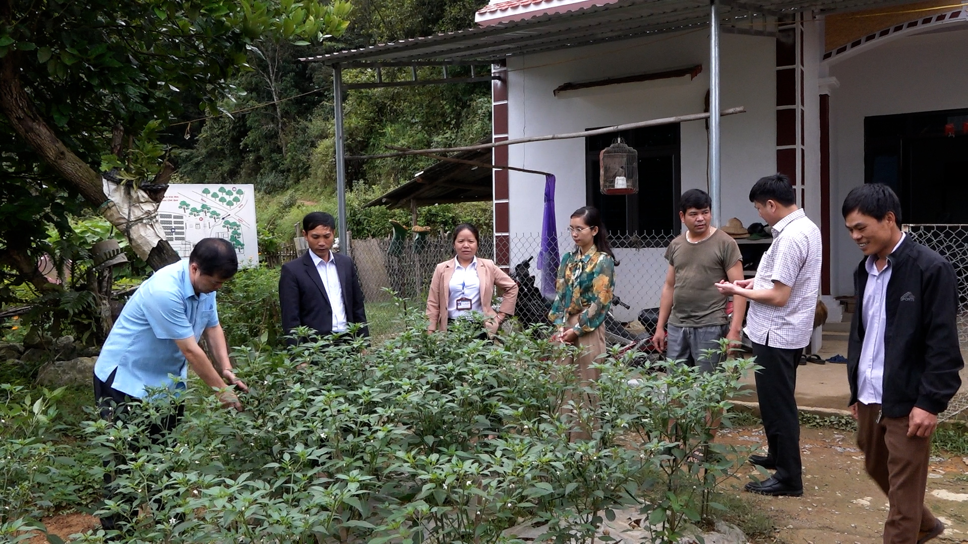 Chủ tịch UBND huyện Yên Minh kiểm tra chương trình cải tạo vườn tạp và nhà ở cho người có công  CCB nghèo, hộ nghèo trên địa bàn huyện