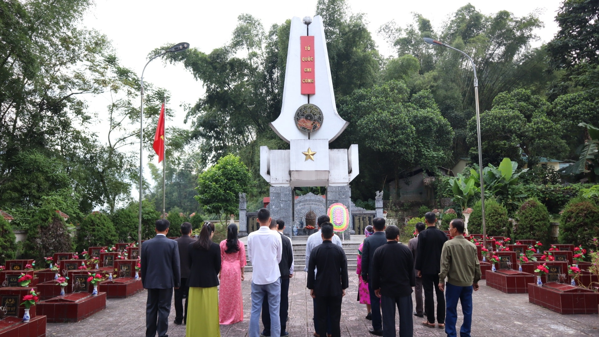 Viếng Nghĩa trang Liệt sĩ trước thềm Đại hội Hội Nông dân nhiệm kỳ 2025 - 2030