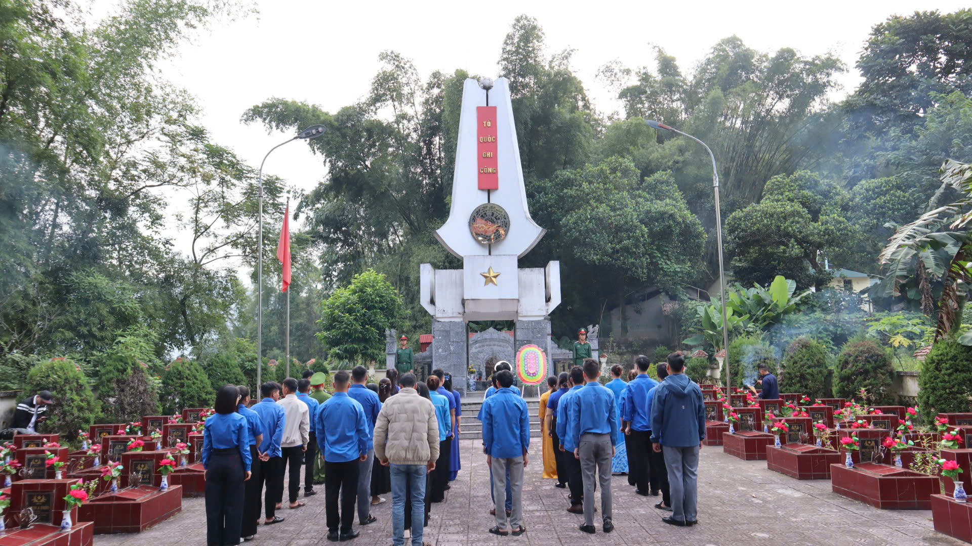 VIẾNG NGHĨA TRANG LIỆT SĨ TRƯỚC THỀM ĐẠI HỘI ĐOÀN XÃ YÊN MINH LẦN THỨ I, NHIỆM KỲ 2025 - 2030