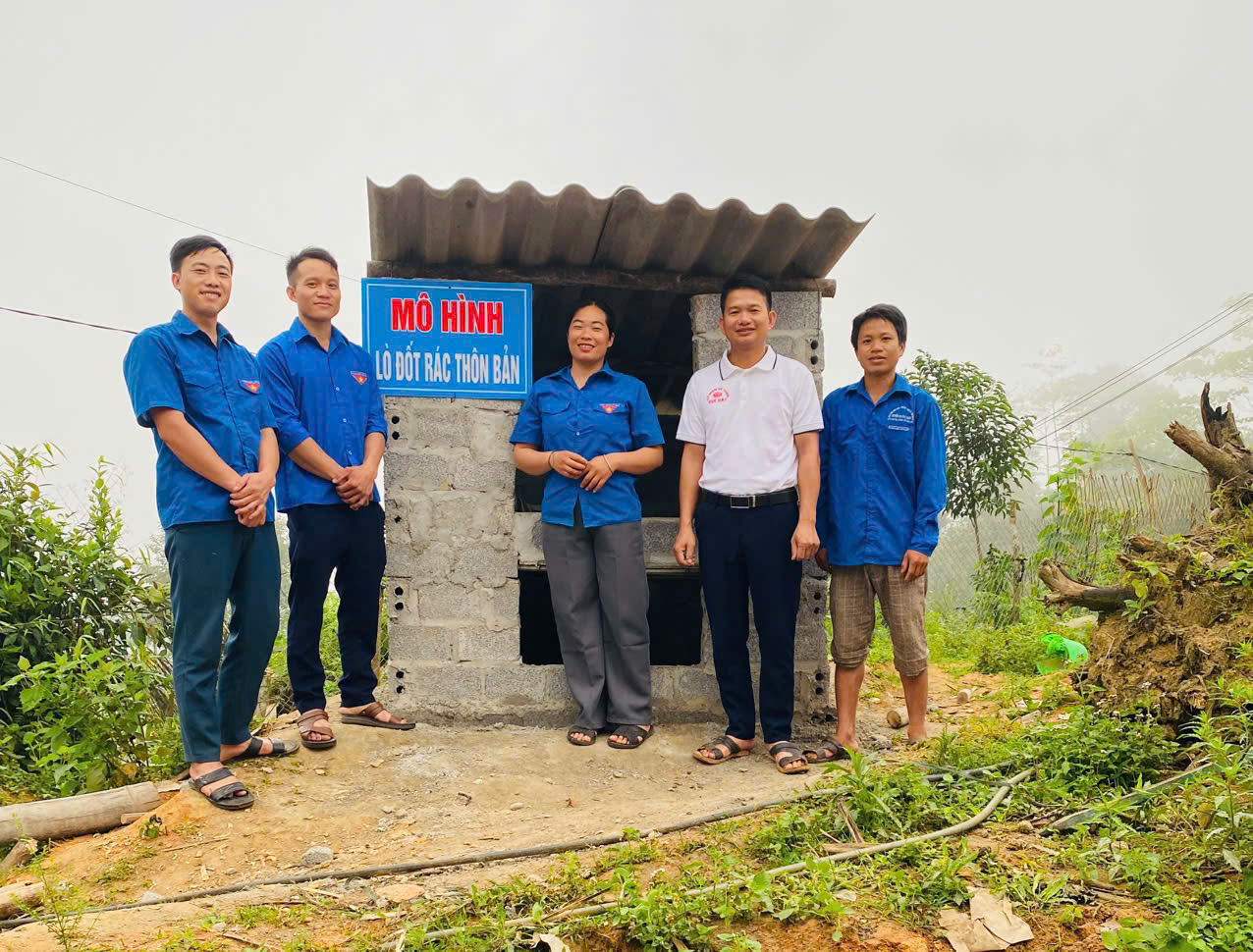 ĐOÀN XÃ TRAO TẶNG LÒ XỬ LÝ RÁC THẢI CHO THÔN THƯỢNG BÌNH – GÓP PHẦN BẢO VỆ MÔI TRƯỜNG VÀ NÂNG CAO NHẬN THỨC CỘNG ĐỒNG