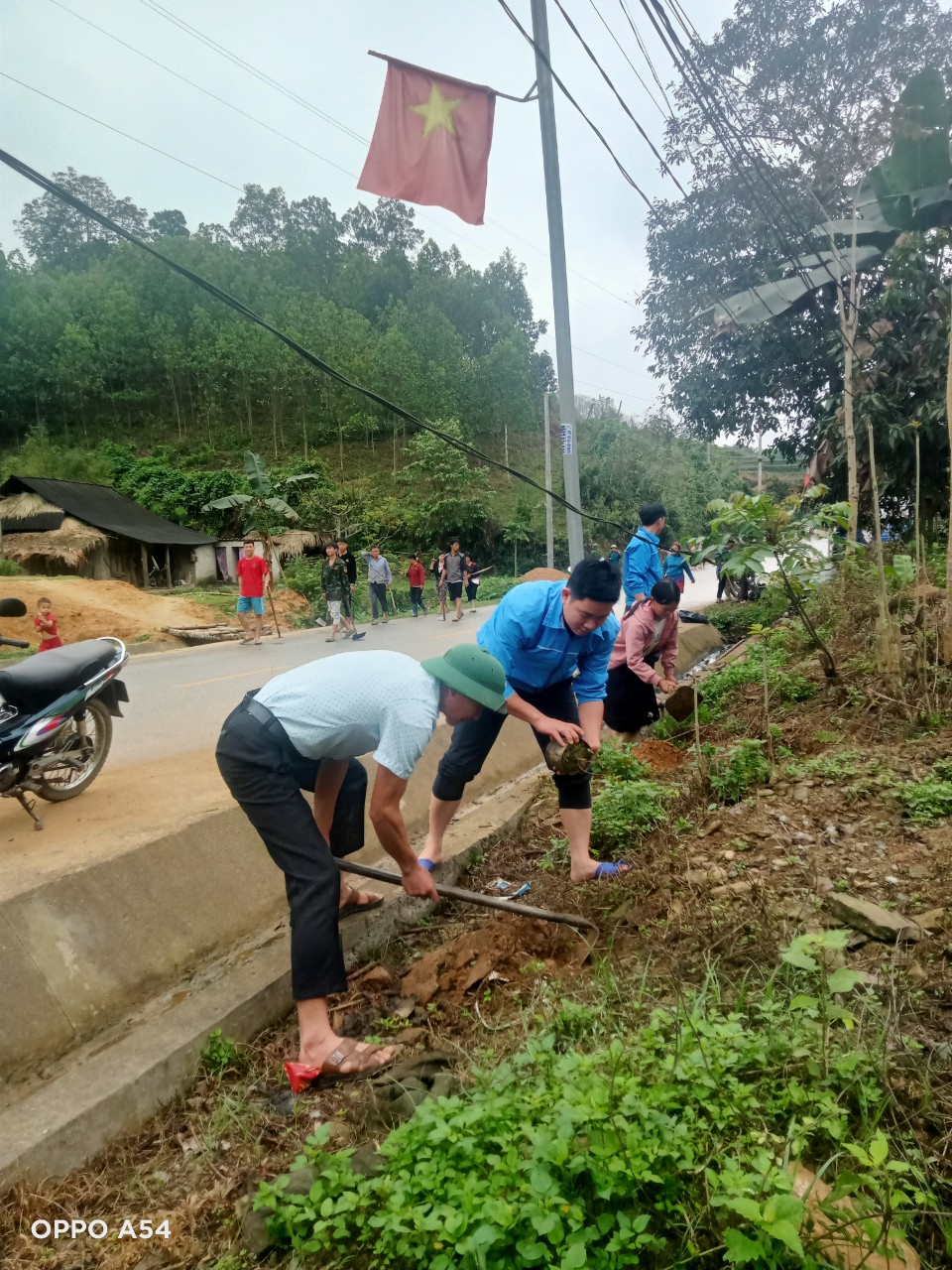 BÀ CON NHÂN DÂN THÔN THƯỢNG BÌNH HIẾN ĐẤT LÀM ĐƯỜNG BÊ TÔNG, KÊNH MƯƠNG VÀ CÔNG TRÌNH PHÚC LỢI KHÁC